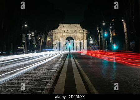 L'Arc de Constantine à Rome, Italie, prise dans une scène nocturne avec une longue exposition. Banque D'Images