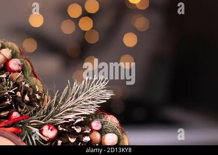 Décoration de Noël : branche d'arbre, jouets du nouvel an, guirlande. Carte modèle. Copier l'espace. Banque D'Images