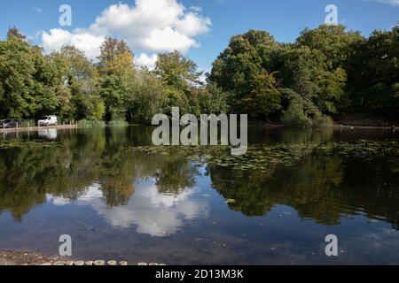 Keston,Bromley,UK,5 octobre 2020,réflexions provoquées par le soleil d'automne glorieux sur les étangs de Keston dans Kent.Credit: Keith Larby/Alamy Live News Banque D'Images