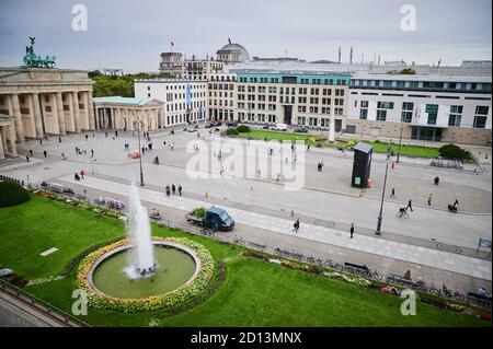 05 octobre 2020, Berlin: Vue de Pariser Platz de l'Académie des Arts. Les chiffres de l'infection à Berlin Mitte sont en hausse. Photo: Annette Riedl/dpa Banque D'Images