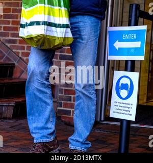 Londres UK octobre 2020, Shoppers conseille de porter des revêtements protecteurs pour le visage réduisant le risque d'entrée de COvid-19 DANS UN centre commercial Banque D'Images