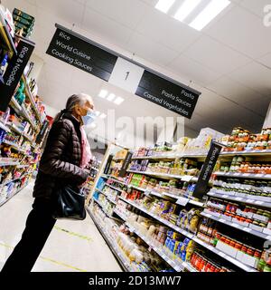 Londres, Royaume-Uni, octobre 05 2020, Shoppers pushasing Food and Supplies dans UN supermarché john Lewis Waitrose pendant COVID-19 Banque D'Images