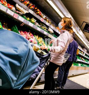 Londres, Royaume-Uni, octobre 05 2020, Shoppers pushasing Food and Supplies dans UN supermarché john Lewis Waitrose pendant COVID-19 Banque D'Images