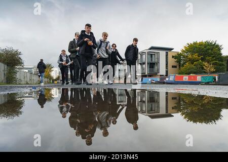 Édimbourg, Écosse, Royaume-Uni. 5 octobre 2020. Après un week-end de forte pluie de la tempête Alex , les membres du public étaient sur le chemin de halage du canal Union à Fountainbridge aujourd'hui en profitant d'un temps sec et calme. Photo : étudiants de l'école secondaire Boroughmuir pour leur pause déjeuner. Iain Masterton/Alay Live News Banque D'Images