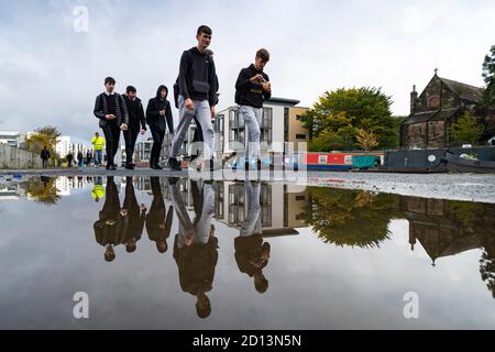 Édimbourg, Écosse, Royaume-Uni. 5 octobre 2020. Après un week-end de forte pluie de la tempête Alex , les membres du public étaient sur le chemin de halage du canal Union à Fountainbridge aujourd'hui en profitant d'un temps sec et calme. Photo : étudiants de l'école secondaire Boroughmuir pour leur pause déjeuner. Iain Masterton/Alay Live News Banque D'Images