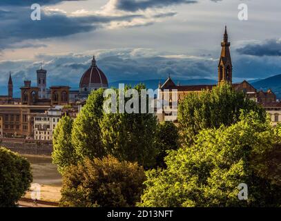 Des photos spectaculaires de Florence depuis le Rampe di San Niccolò avec un ciel orageux Banque D'Images