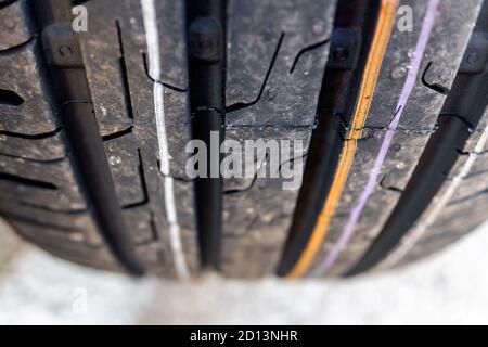 Détail des rainures d'un pneu de voiture neuf. Banque D'Images