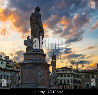 La statue de Dante Alighieri en regardant la piazza Santa Croce de Florence au coucher du soleil Banque D'Images