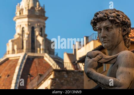 La statue du David de Michel-Ange avec le dôme de la cathédrale de Florence en arrière-plan, prise de la piazza della Signoria - Florence (Italie) Banque D'Images