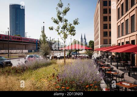 Vue de MesseCity dans le quartier Deutz à la tour KoelnTriangle et la cathédrale, restaurant l'Osteria Cologne, Allemagne. Blick von der Mess Banque D'Images