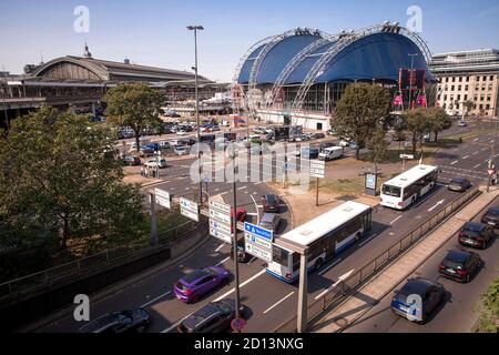 Allemagne, Cologne, le théâtre musical Dome sur la place Breslauer Platz, sur la gauche la gare principale. Deutschland, Koeln, das Zelttheater musical D. Banque D'Images