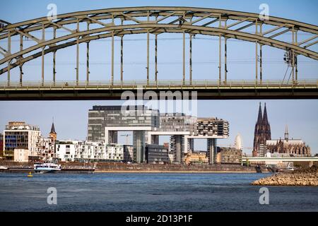 Vue de dessous le Suedbruecke au port de Rheinau avec les Crane Houses et à la cathédrale, Cologne, Allemagne. Betrieb einer Suedbruec Banque D'Images