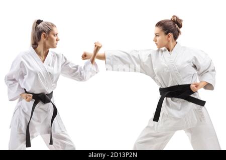 Jeunes femelles de kimono pratiquant le karaté isolées sur fond blanc Banque D'Images