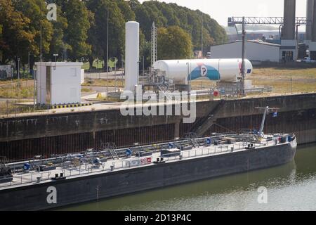 Port à bateau station de ravitaillement de gaz naturel liquéfié (GNL) dans le port du Rhin dans la ville de Niehl, Cologne, Allemagne. Bunkerstation für Banque D'Images