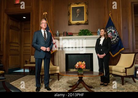 Washington, États-Unis d'Amérique. 1er octobre 2020. La juge Amy Coney Barrett, candidate à la Cour suprême des États-Unis, à droite, écoute le sénateur américain Jerry Moran (républicain du Kansas), lors de sa réunion à Capitol Hill, le jeudi 1er octobre 2020, à Washington, DCCredit: Manuel Balce Ceneta/Pool via CNP | usage Worldwide Credit: dpa/Alay Live News Banque D'Images