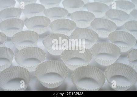 Moules de cupcakes en papier vide sur fond blanc Banque D'Images