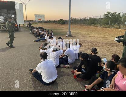 LAREDO, TEXAS – pour la deuxième fois cette semaine, des agents de la patrouille frontalière des États-Unis ont appréhendé un nombre important de personnes à l'intérieur d'une remorque-tracteur lors d'une tentative de contrebande d'êtres humains infructueuse dans le nord de Laredo. L'événement s'est produit dans la soirée du 13 juillet, lorsqu'un tracteur transportant une remorque blanche s'est approché du point de contrôle de l'autoroute 83 des États-Unis. Lors d'une inspection d'immigration du conducteur et du passager, les deux citoyens américains, le conducteur a facilement admis qu'il y avait des personnes à l'intérieur de la remorque. À l'ouverture de la remorque, les agents ont trouvé 35 personnes qui étaient illégalement aux États-Unis des pays o Banque D'Images