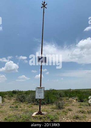 LAREDO, Texas – Laredo Sector Border Patrol investit dans des balises de sauvetage supplémentaires et dans le projet de marqueur de localisation 911 pour sauver les immigrants qui sont perdus ou abandonnés dans le sud du Texas. Les passeurs de clandestins abandonnent souvent les migrants sur le terrain difficile du Texas. Ces individus sont souvent laissés avec peu ou pas d'eau, ne sachant pas où ils sont ni comment arriver à leur destination. En conséquence, beaucoup périront le long de la frontière chaque année. Les balises de sauvetage de la patrouille frontalière et le projet de repérage de 911 ont été mis en place pour aider à prévenir les décès dus à la perte ou à l'abandon. Le Banque D'Images