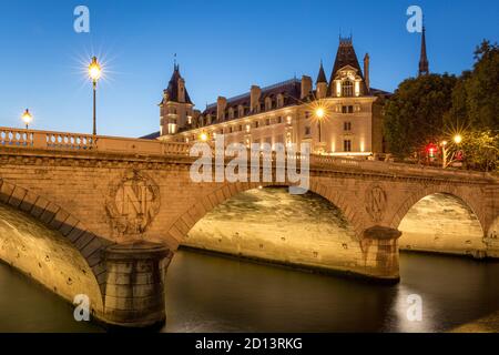 Pont Saint Michel sur la Seine avec le Palais du tribunal judiciaire au-delà, Paris, France Banque D'Images
