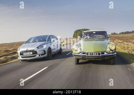 Citroën DS19 et Citroën DS5 , New Forest, Royaume-Uni, mars 2015 Banque D'Images