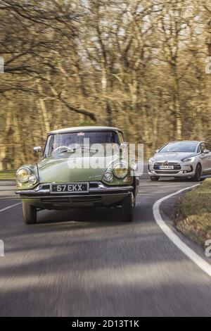 Citroën DS19 et Citroën DS5 , New Forest, Royaume-Uni, mars 2015 Banque D'Images