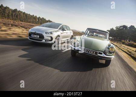 Citroën DS19 et Citroën DS5 , New Forest, Royaume-Uni, mars 2015 Banque D'Images