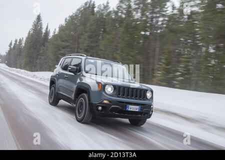 Jeep Renegade sur glace dans le nord de la Suède, février 2015 Banque D'Images