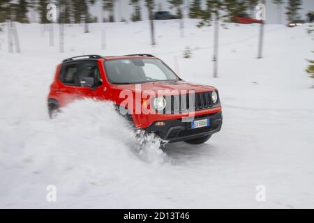 Jeep Renegade sur glace dans le nord de la Suède, février 2015 Banque D'Images
