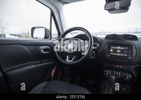 Jeep Renegade sur glace dans le nord de la Suède, février 2015 Banque D'Images
