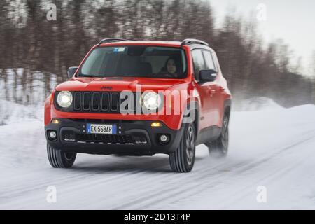 Jeep Renegade sur glace dans le nord de la Suède, février 2015 Banque D'Images