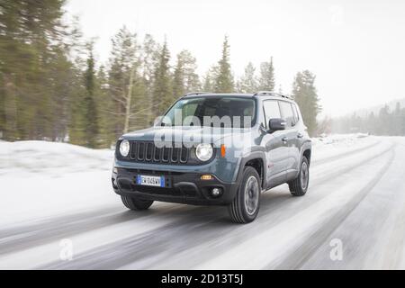 Jeep Renegade sur glace dans le nord de la Suède, février 2015 Banque D'Images