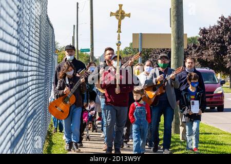 Detroit, Michigan - les Missionnaires avec la voie néocatéchuménale mènent une procession du côté est de Detroit, suivie d'un service religieux extérieur Banque D'Images