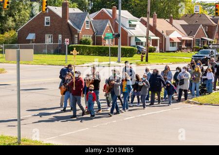 Detroit, Michigan - les Missionnaires avec la voie néocatéchuménale mènent une procession du côté est de Detroit, suivie d'un service religieux extérieur Banque D'Images