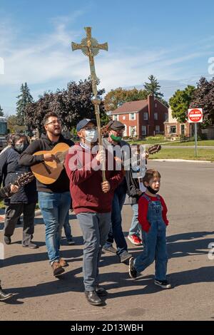 Detroit, Michigan - les Missionnaires avec la voie néocatéchuménale mènent une procession du côté est de Detroit, suivie d'un service religieux extérieur Banque D'Images