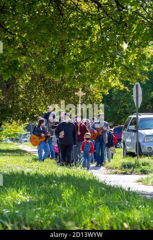 Detroit, Michigan - les Missionnaires avec la voie néocatéchuménale mènent une procession du côté est de Detroit, suivie d'un service religieux extérieur Banque D'Images