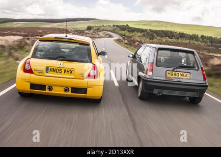 Une Renault Clio mk 3 V6 et une Renault Clio mk 1 GT Turbo lors d’une séance photo au pays de Galles présentant tous les modèles de la voiture, le 20 octobre 2015 Banque D'Images