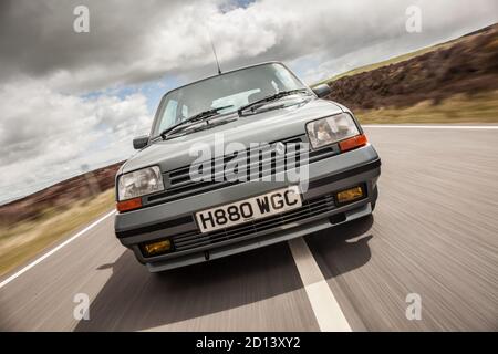 Une Renault Clio mk 1 GT Turbo lors d'une séance photo au pays de Galles avec tous les modèles de la voiture, le 20 octobre 2015 Banque D'Images