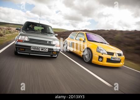 Une Renault Clio mk 1 GT Turbo et une Renault Clio mk 3 V6 lors d’une séance photo au pays de Galles présentant tous les modèles de la voiture, le 20 octobre 2015 Banque D'Images