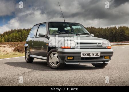 Une Renault Clio mk 1 GT Turbo lors d'une séance photo au pays de Galles avec tous les modèles de la voiture, le 20 octobre 2015 Banque D'Images