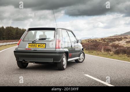 Une Renault Clio mk 1 GT Turbo lors d'une séance photo au pays de Galles avec tous les modèles de la voiture, le 20 octobre 2015 Banque D'Images