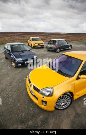 Une Renault Clio mk 1 GT Turbo, mk 2 Williams, mk 3 V6 et mk 4 R.S. lors d'une séance photo au pays de Galles avec tous les modèles de la voiture, le 20 octobre 2015 Banque D'Images