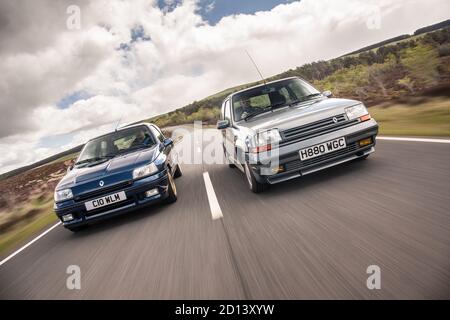 Une Renault Clio mk 2 Williams et une Renault Clio mk 1 GT Turbo lors d’une séance photo au pays de Galles présentant tous les modèles de la voiture, le 20 octobre 2015 Banque D'Images