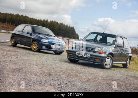 Une Renault Clio mk 2 Williams et une Renault Clio mk 1 GT Turbo lors d’une séance photo au pays de Galles présentant tous les modèles de la voiture, le 20 octobre 2015 Banque D'Images