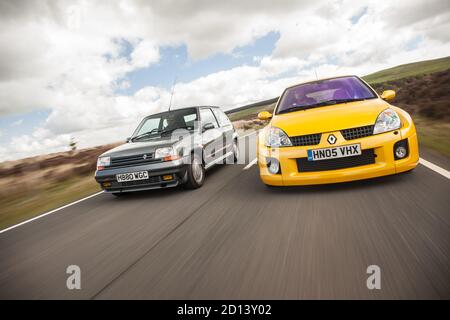 Une Renault Clio mk 1 GT Turbo et une Renault Clio mk 3 V6 lors d’une séance photo au pays de Galles présentant tous les modèles de la voiture, le 20 octobre 2015 Banque D'Images