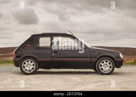 Une Peugeot 205 GTI lors d'un photoshoot au pays de Galles avec la GTI 205 et la GTI 208, le 29 juin 2015 Banque D'Images