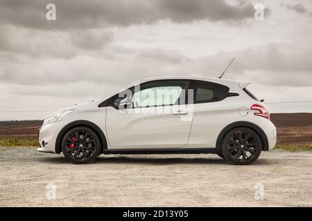 Une Peugeot 208 GTI lors d'un photoshoot au pays de Galles avec la GTI 205 et la GTI 208, le 29 juin 2015 Banque D'Images