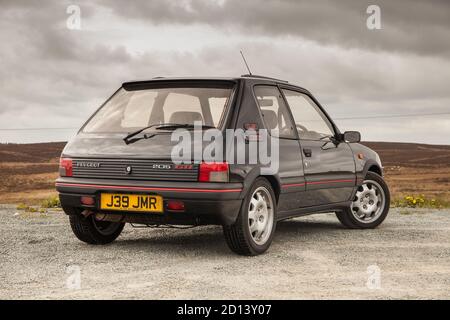 Une Peugeot 205 GTI lors d'un photoshoot au pays de Galles avec la GTI 205 et la GTI 208, le 29 juin 2015 Banque D'Images