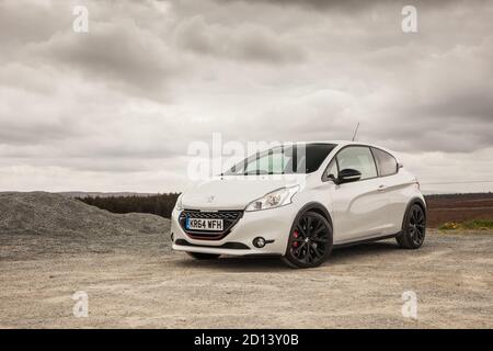 Une Peugeot 208 GTI lors d'un photoshoot au pays de Galles avec la GTI 205 et la GTI 208, le 29 juin 2015 Banque D'Images