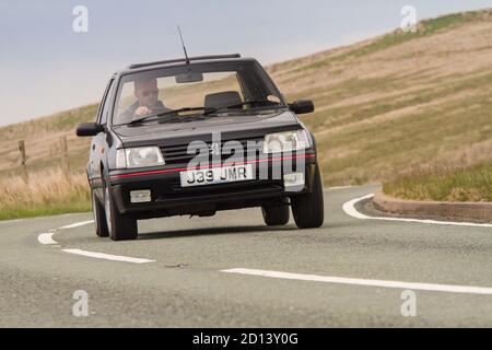 Une Peugeot 205 GTI lors d'un photoshoot au pays de Galles avec la GTI 205 et la GTI 208, le 29 juin 2015 Banque D'Images