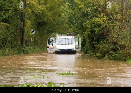 4 octobre 2020. Les conséquences de la tempête Alex. Véhicule en panne dans une voie de campagne inondée. Beaucoup Hadham, Hertfordshire. ROYAUME-UNI Banque D'Images